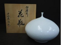 中山恭純の白磁彫花瓶