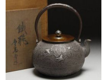 金寿堂の象嵌鉄瓶